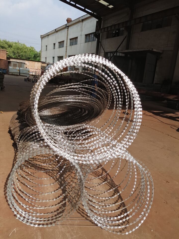 China Supplier Low Price Concertina Razor Barbed Wire