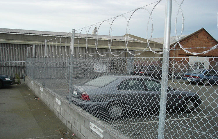 Flat Wrapped Razor Wire -smooth wire mesh fence
